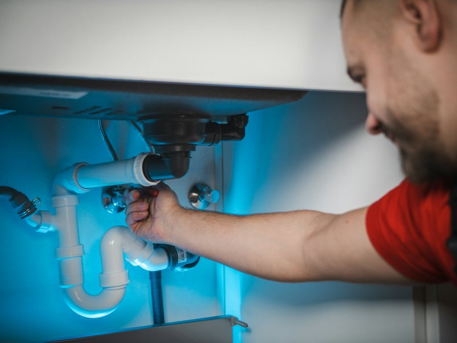 Instalador fazendo instalação hidráulica
